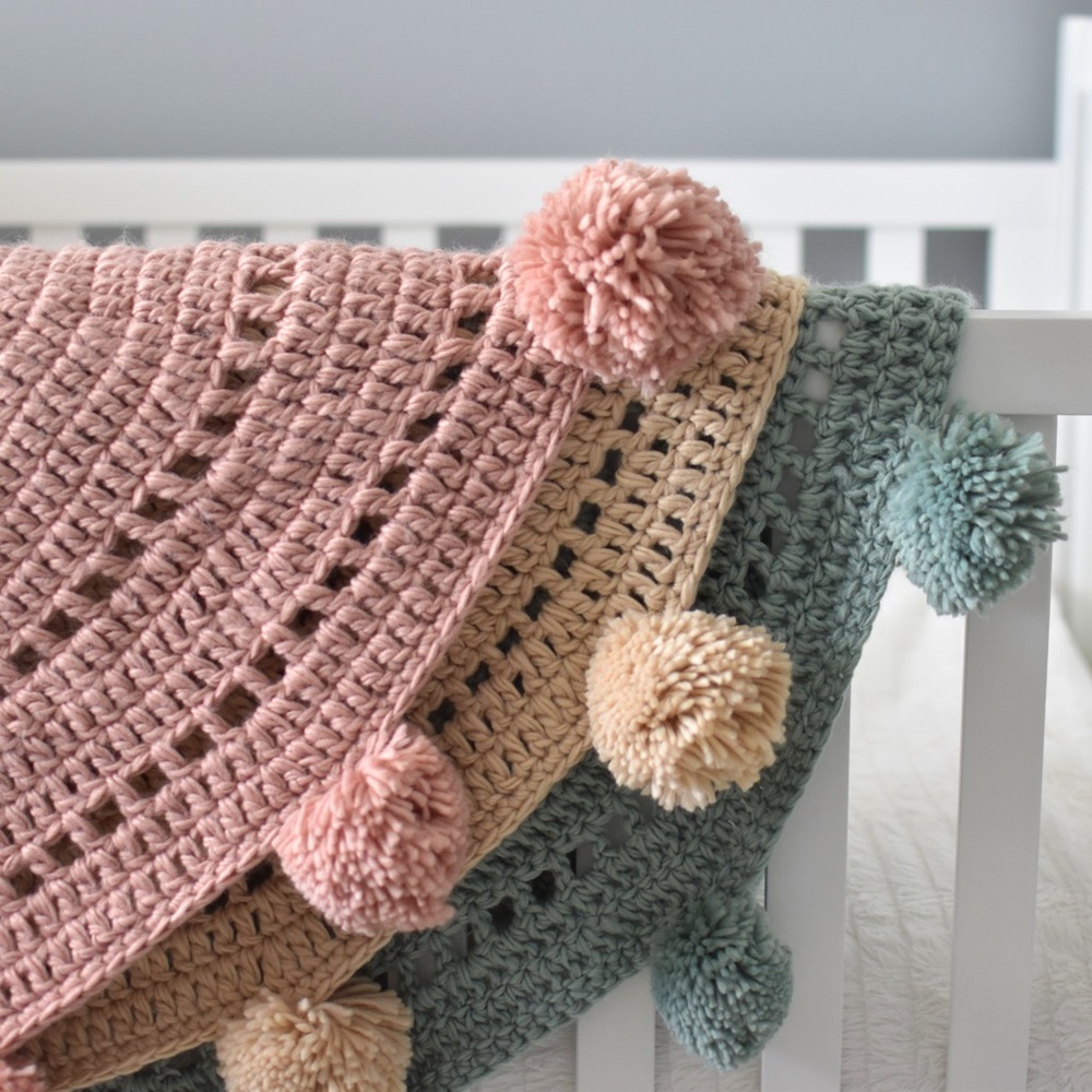 Pink round knit 🧶 blanket with pink poms